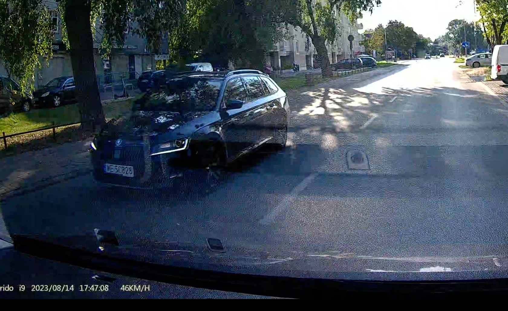 Zbliżenie kadru dziennego nagranego w kiepskich warunkach: numery czytelne, ale "na styk"