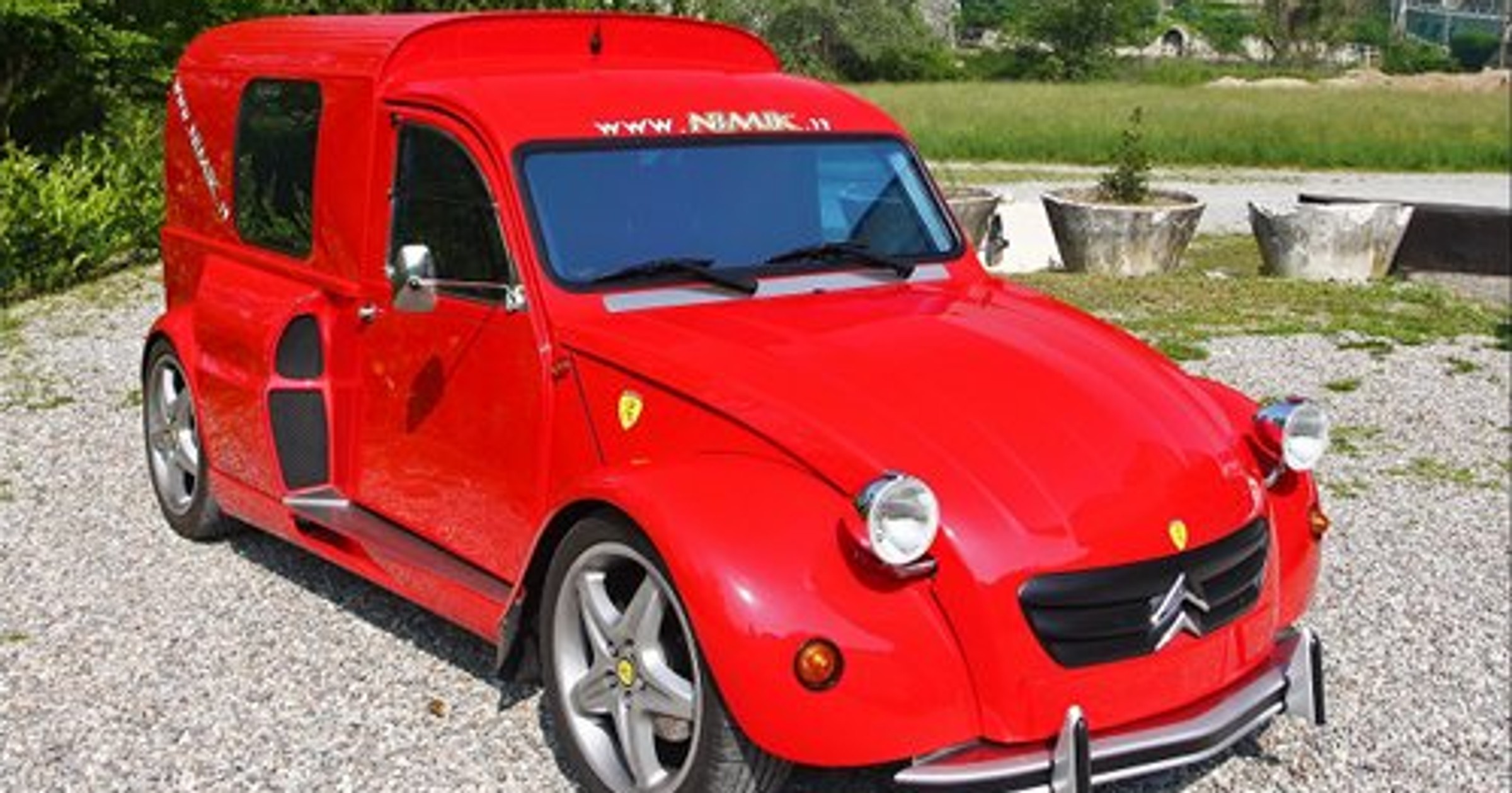 Citroen 2CV by Nimik - "Kaczka" z silnikiem Ferrari