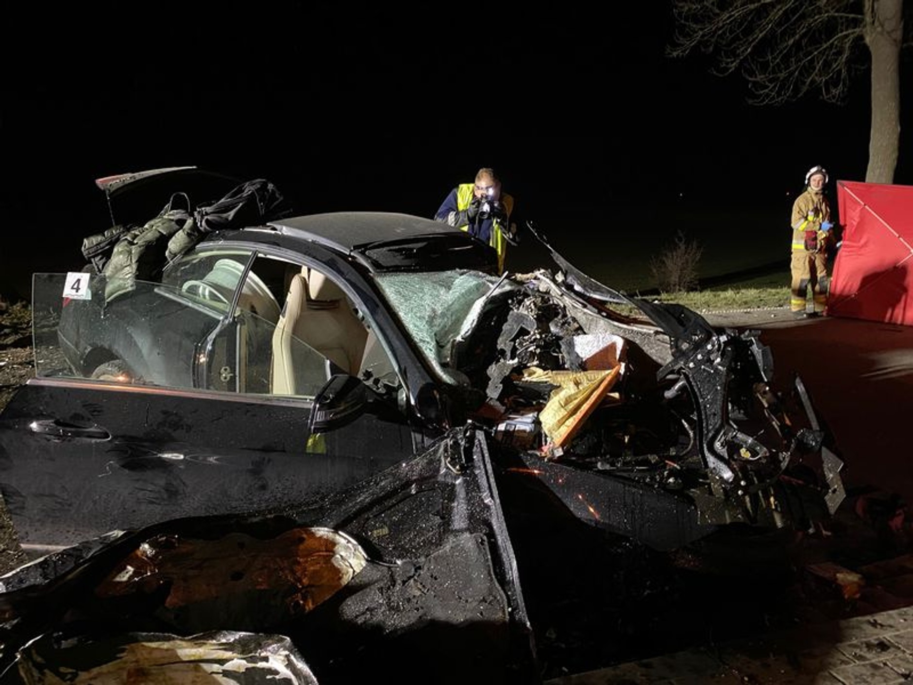 Uderzył w drzewo podczas wyprzedzania. Śmiertelny wypadek