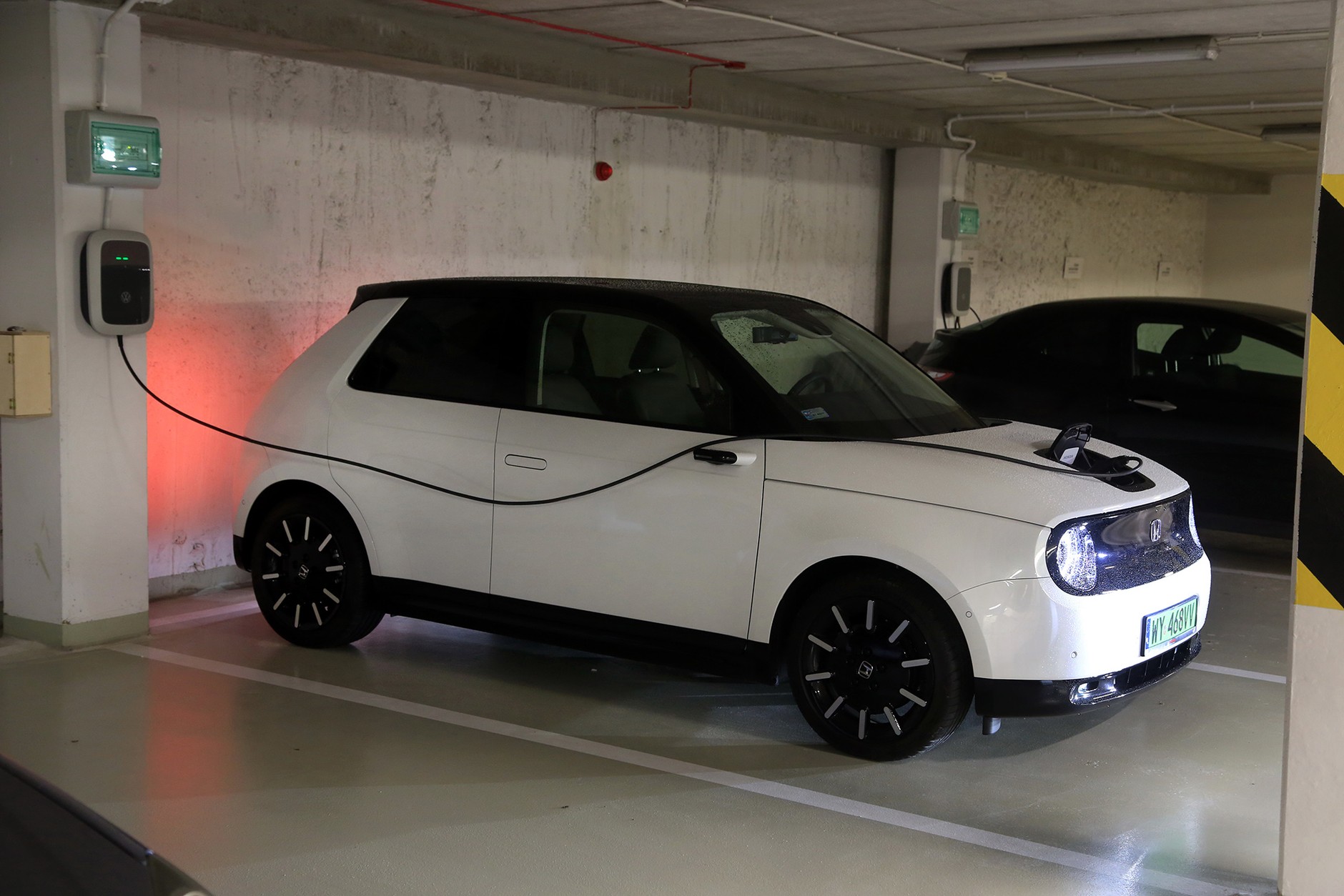 Ładowanie auta w garażu podziemnym