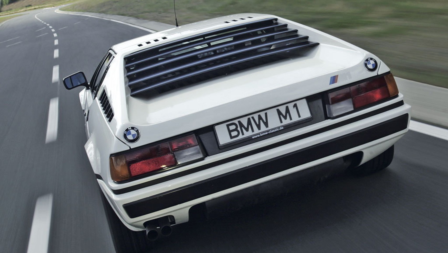 Za stylistykę odpowiadało studio Giugiaro, tylne lampy zapożyczono z BMW serii 6. Prowadzenie nie budzi zaufania, naprawdę szybkiej jazdy mogą zasmakować tylko mistrzowie kierownicy.