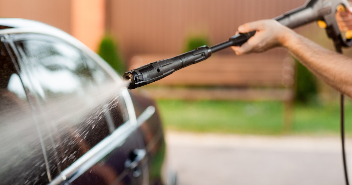 Czy można myć auto na podwórku i pod blokiem? To mówią przepisy (zdjęcie ilustracyjne)