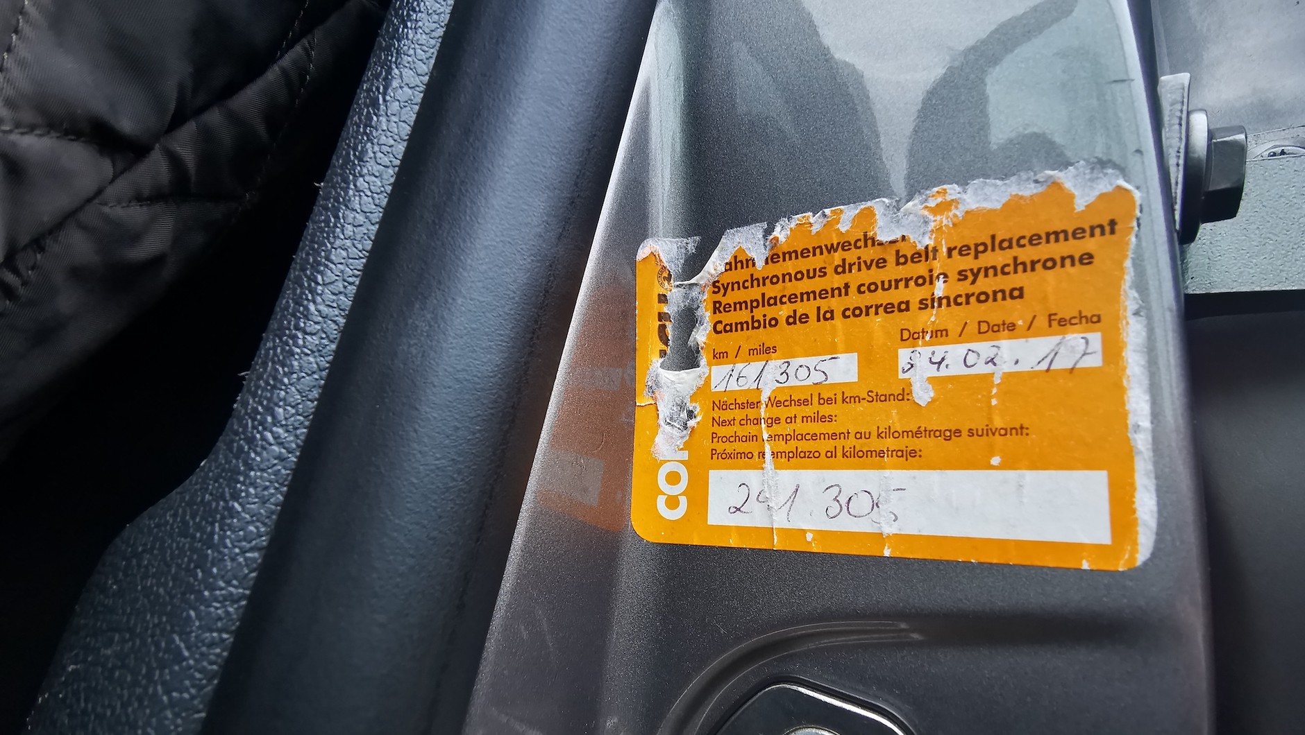 Różne pominięte przez handlarzy wlepki mogą zdradzić oszustwo