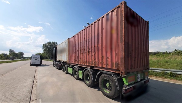 Stonoga” przewoziła 52 t złomu stalowego z terenu województwa świętokrzyskiego do Gdańska. W trakcie zatrzymania poruszała się z podniesioną jedną osią