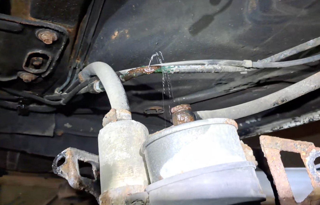 Kiedyś przewody paliwowe rdzewiały od zewnątrz, teraz też korodują od środka.