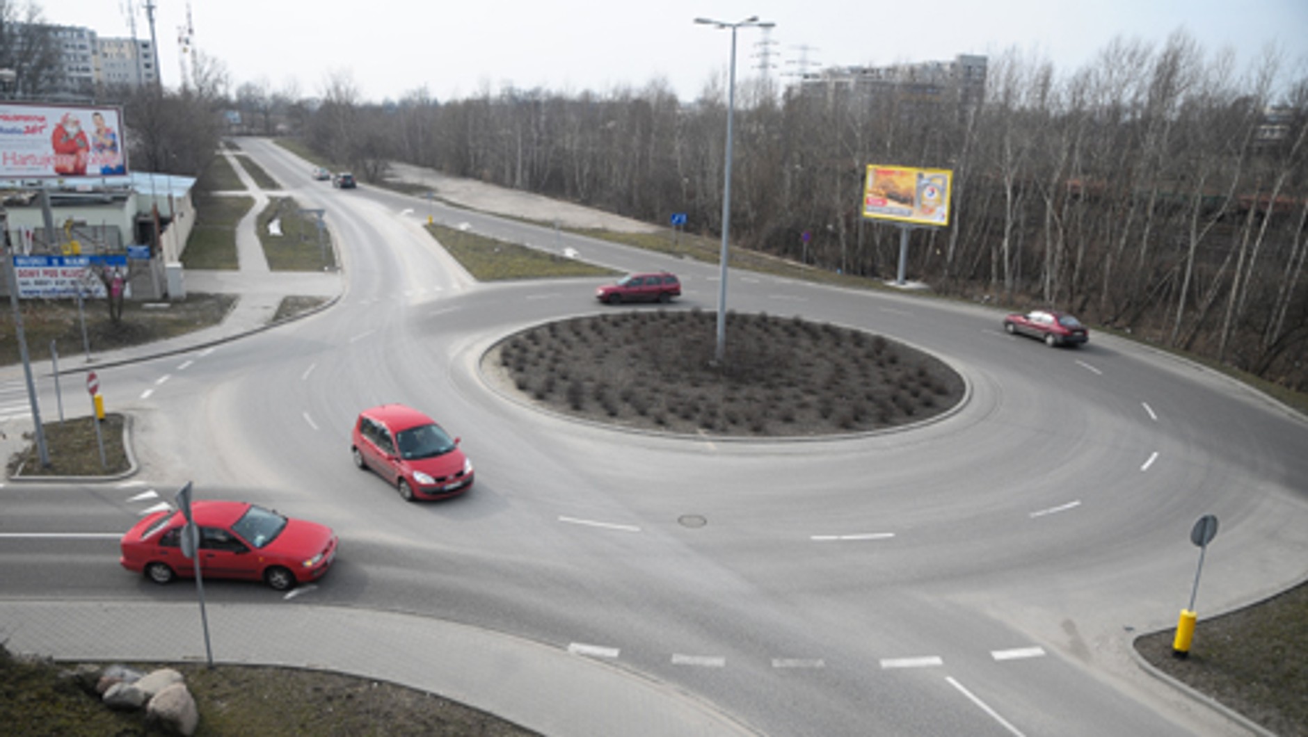 Zjazd z lewego pasa na rondzie jest dopuszczalny, ale trzeba wtedy uważać na innych uczestników drogi