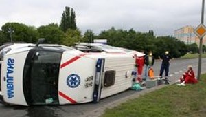 Przewrócona karetka po zderzeniu z Golfem