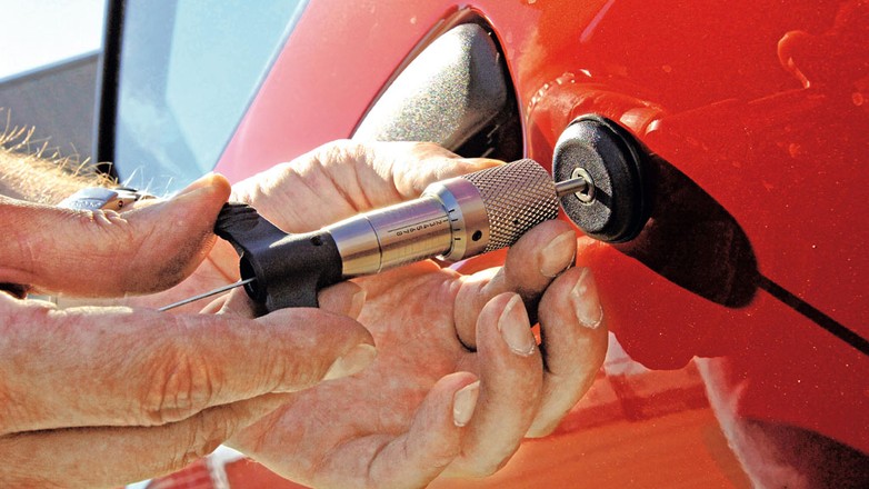 Jak otworzyć auto bez kluczyka? Poznaj słabe punkty samochodowych zamków!