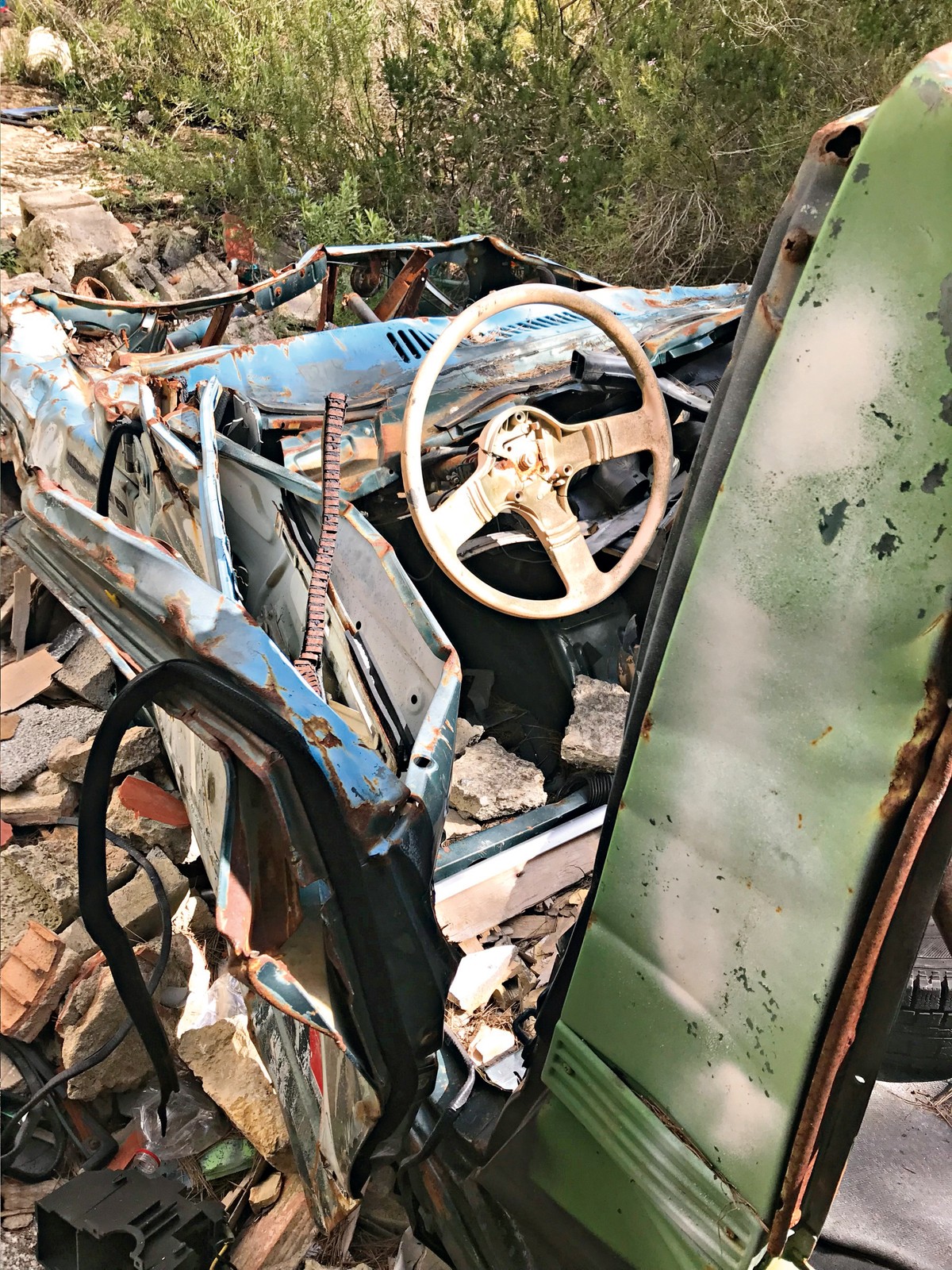 Cmentarzysko samochodów na Ibizie