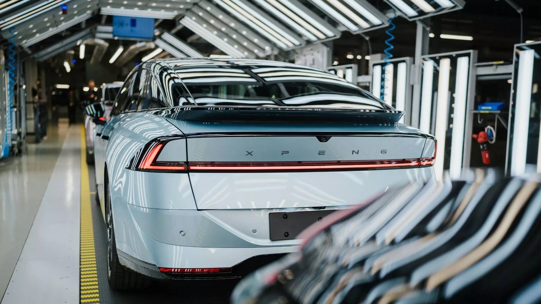 Xpeng P7+ na linii produkcyjnej w europejskiej fabryce Magna Steyr (Graz, Austria)