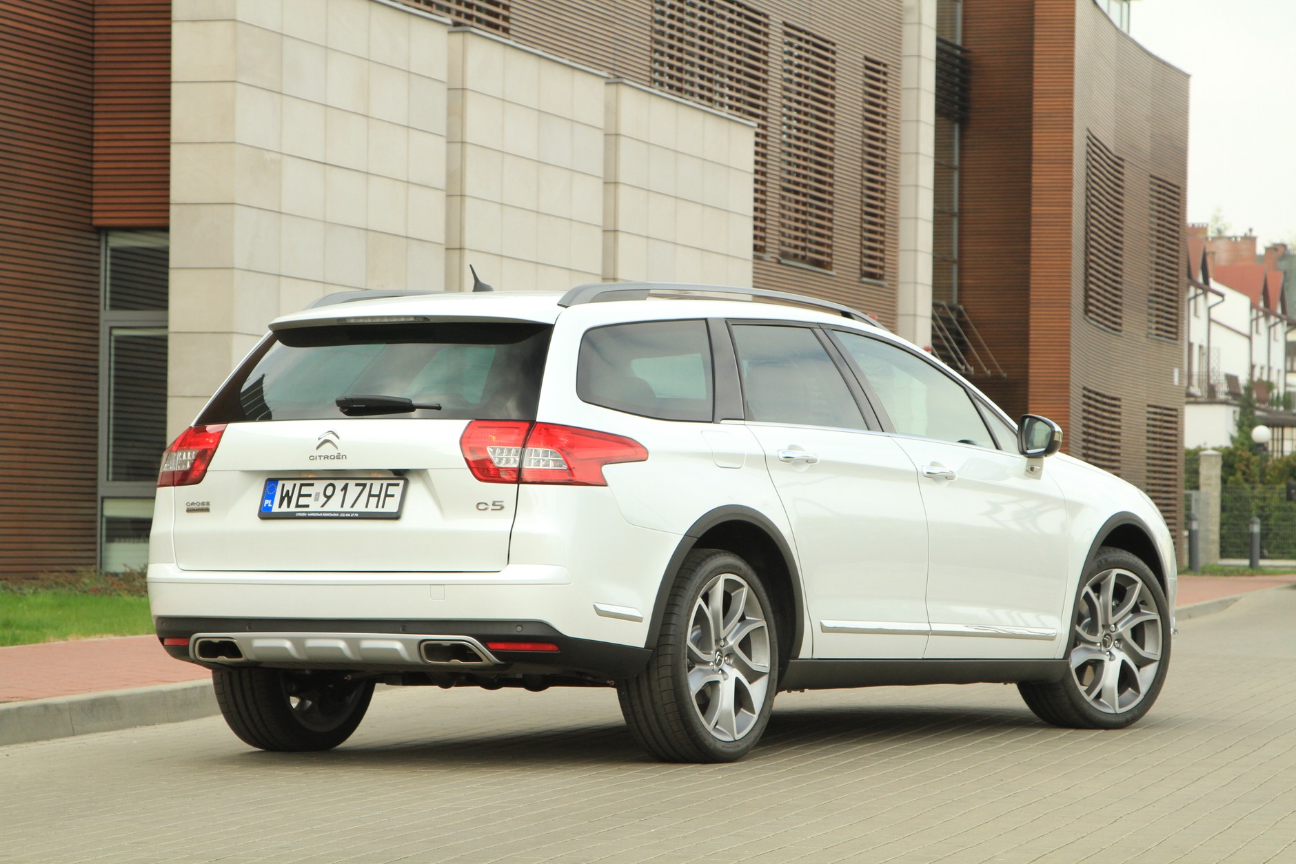 Płyty ochronne w kolorze szczotkowanego aluminium znajdują się na zderzakach z przodu i z tyłu