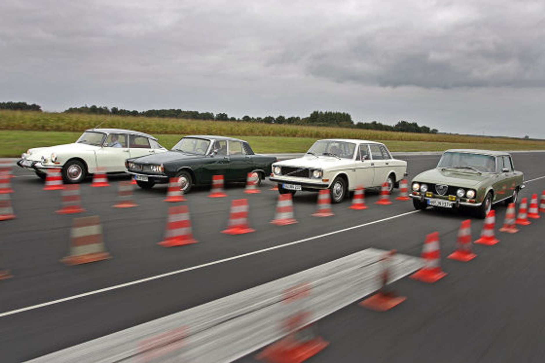 Nietypowe klasyki w teście: jeżeli chodzi o komfort resorowania najlepszy jest zdecydowanie Citroën. Za to przy pokonywaniu zakrętów najlepiej sprawują się Alfa i Rover. Najkrótszą drogę hamowania ma Volvo 144.