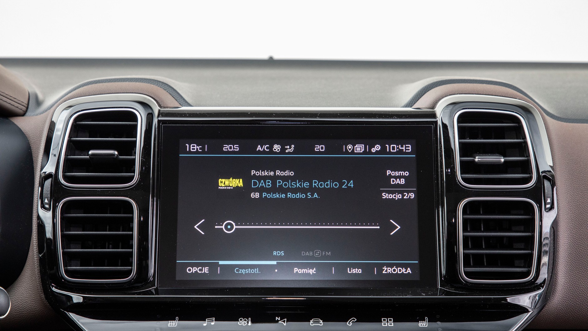 Już w podstawowej wersji Live zaoferowano system multimedialny z 8-calowym ekranem. W bogatszych odmianach uzupełniony jest o nawigację online, wi-fi i radio cyfrowe DAB