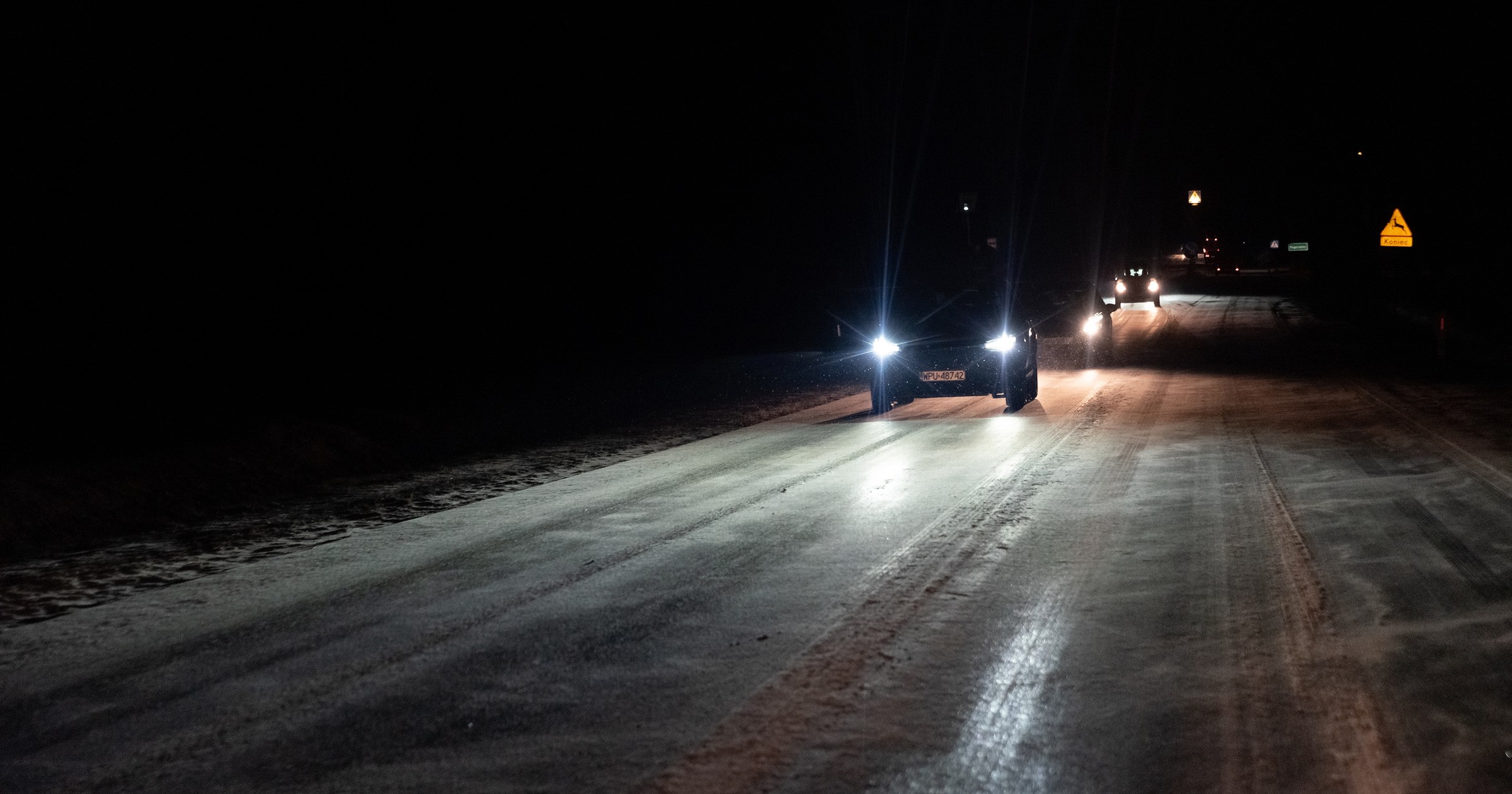 Gołoledź na drodze może być zdradliwa i często jej po prostu nie widać