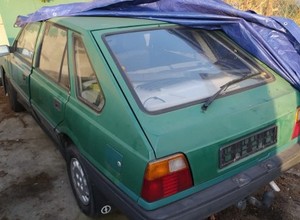 Ukradł z parkingu poloneza. Wywiózł auto na lawecie