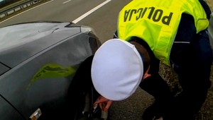 Policjanci zauważyli kobietę stojącą przy aucie na S3. Pomogli drogowcy