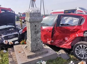 Zderzenie Audi z Peugeotem w Wójcinku. Ucierpiały dwie osoby