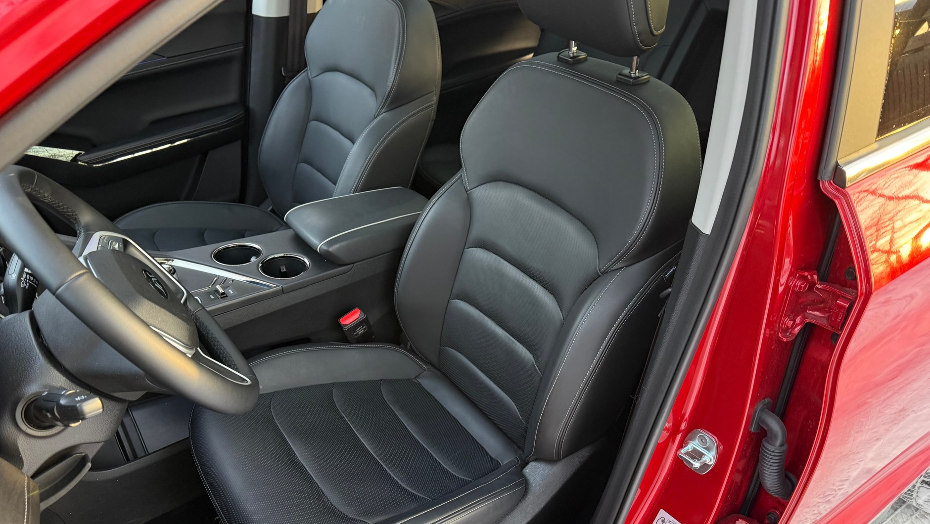 JAC JS8 Pro ma fotel regulowany elektrycznie, ale bez regulacji (jakiejkolwiek) odcinka lędźwiowego, z bardzo płaskim oparciem. Z tej przyczyny wielu kierowcom może wydać się niewygodny