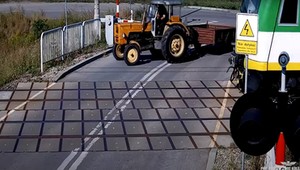 Traktorzysta na przejeździe kolejowym. Co on wyprawia! [Nagranie]