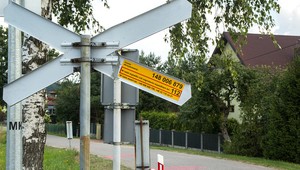 Żółtych naklejek są tysiące. Szkoda, że kierowcy o nich nie pamiętają