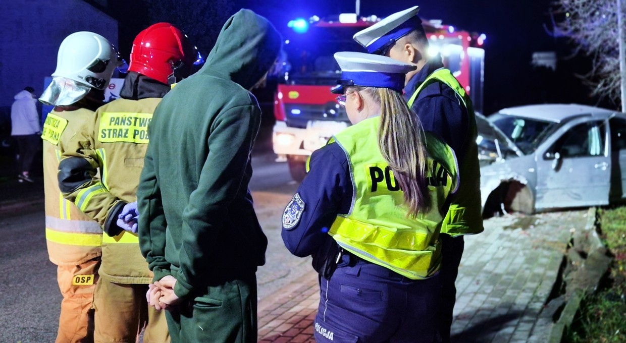Nocny rajd nastolatka skończył się na słupie. Za naprawy rodzice zapłacą niemało