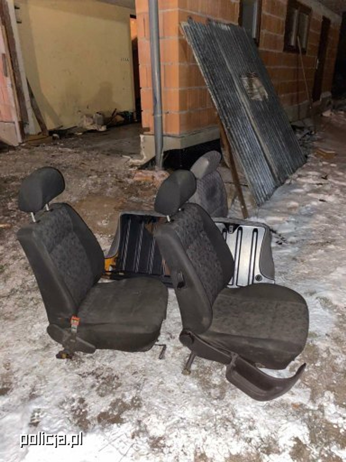 Policja zlikwidowała "dziuplę" i odzyskała siedem skradzionych aut