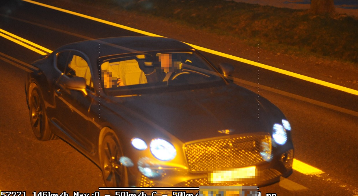 Jechał Bentleyem 146 km/h w terenie zabudowanym i chciał uniknąć odpowiedzialności