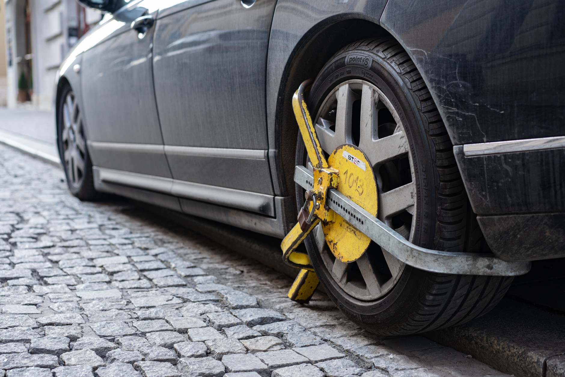 Blokada na koło – zdjęcie ilustracyjne