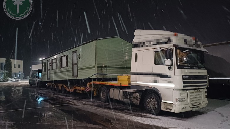 Kontrola ITD transportu nienormatywnego z domkiem holenderskim