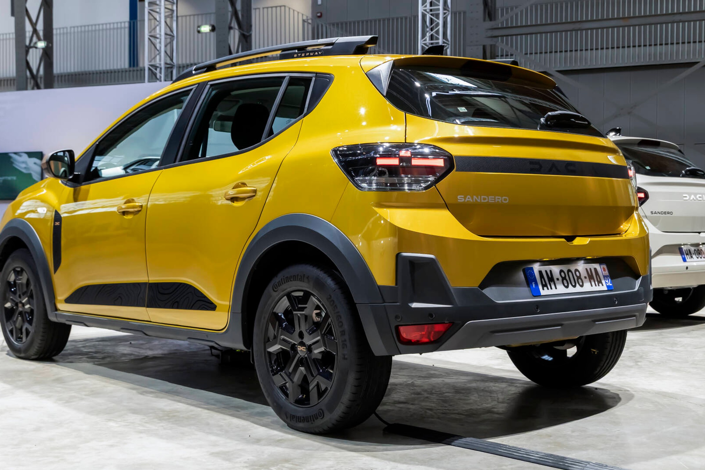 1590 km zasięgu za 68000 zł. Dacia Sandero po liftingu drwi z chińskich aut [CENY]