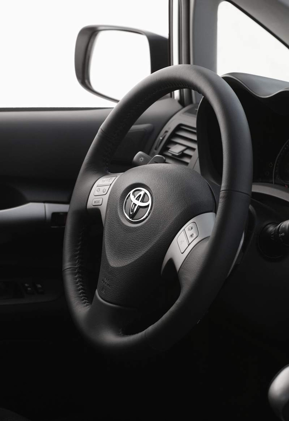 Toyota Auris dostane nové motory 1,6 Valvematic (97 kW) a 1,8 Valvematic (108 kW) a inovované turbodiesely