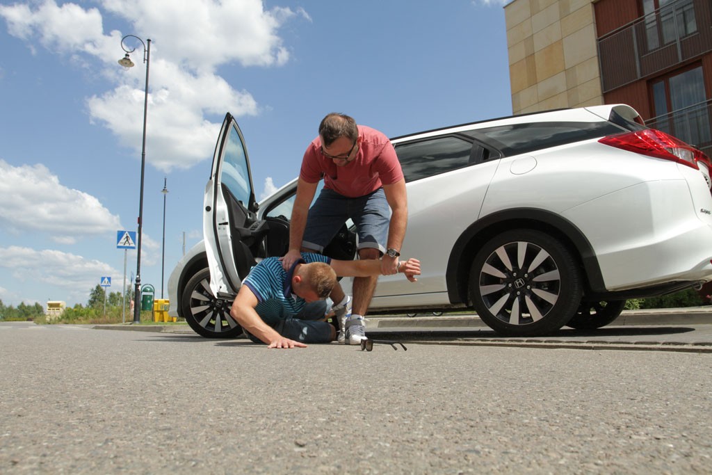 Każdy może zatrzymać sprawcę przestępstwa na gorącym uczynku  lub bezpośrednio po nim. Ważne jest zachowanie umiaru – jeśli ktoś upuści na ulicę niedopałek, nie mamy prawa zatrzymać go siłą do czasu przybycia policji. Jeżeli jednak sprawca może być niebezpieczny dla otoczenia, nie poniesiecie kary, nawet jeśli zatrzymując go, zrobicie mu krzywdę.