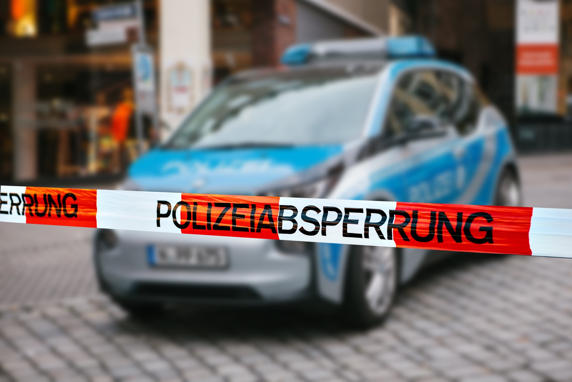 Sprawcom wypadków, do których doszło w wyniku rażącego naruszenia przepisów drogowych, grożą w Niemczech bardzo surowe konsekwencje. Sądy coraz częściej stawiają w takich przypadkach zarzut zabójstwa (morderstwa).