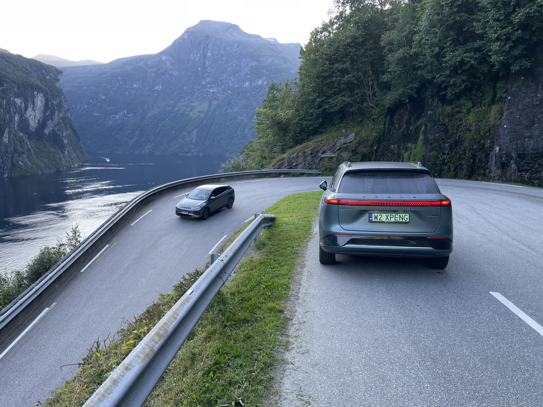 Xpeng G9 (i przypadkowo mniejszy Xpeng G6) na tle fiordu Geirangerfjorden