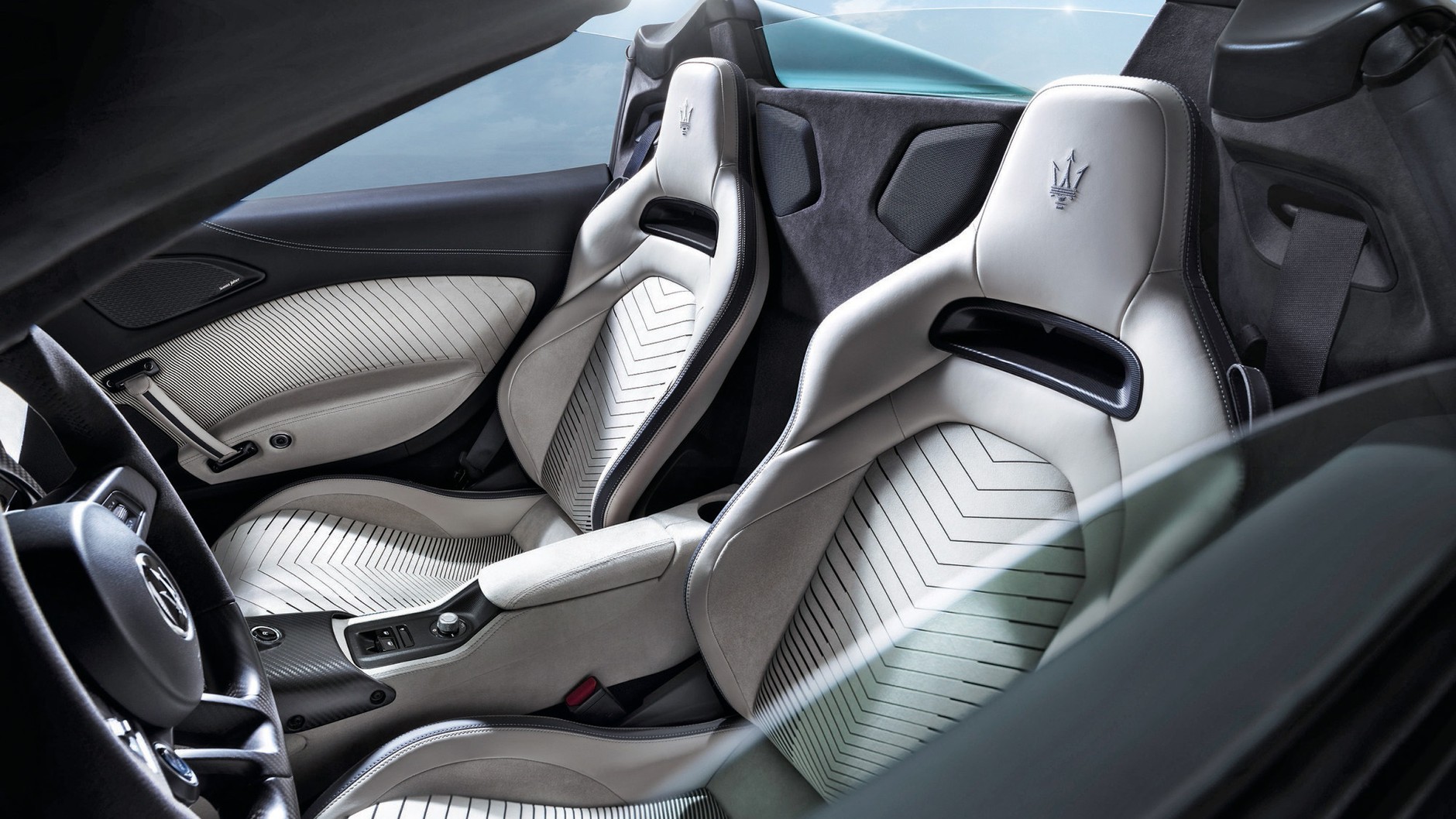 Maserati MC20 Cielo: takie powinny być fotele sportowe – zapewniają doskonałe podparcie i stylowo się prezentują