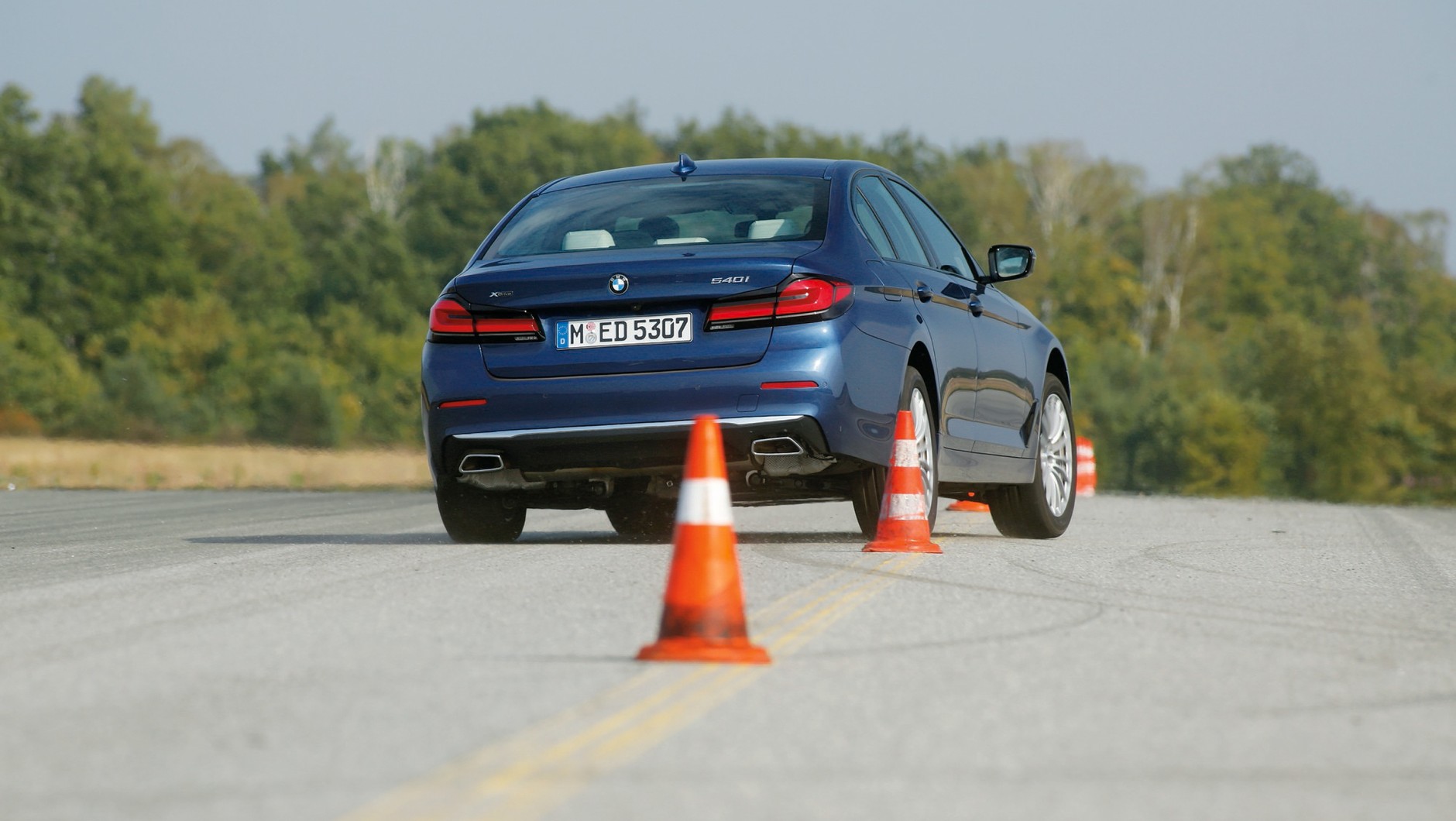 BMW 540i xDrive - próba slalomu