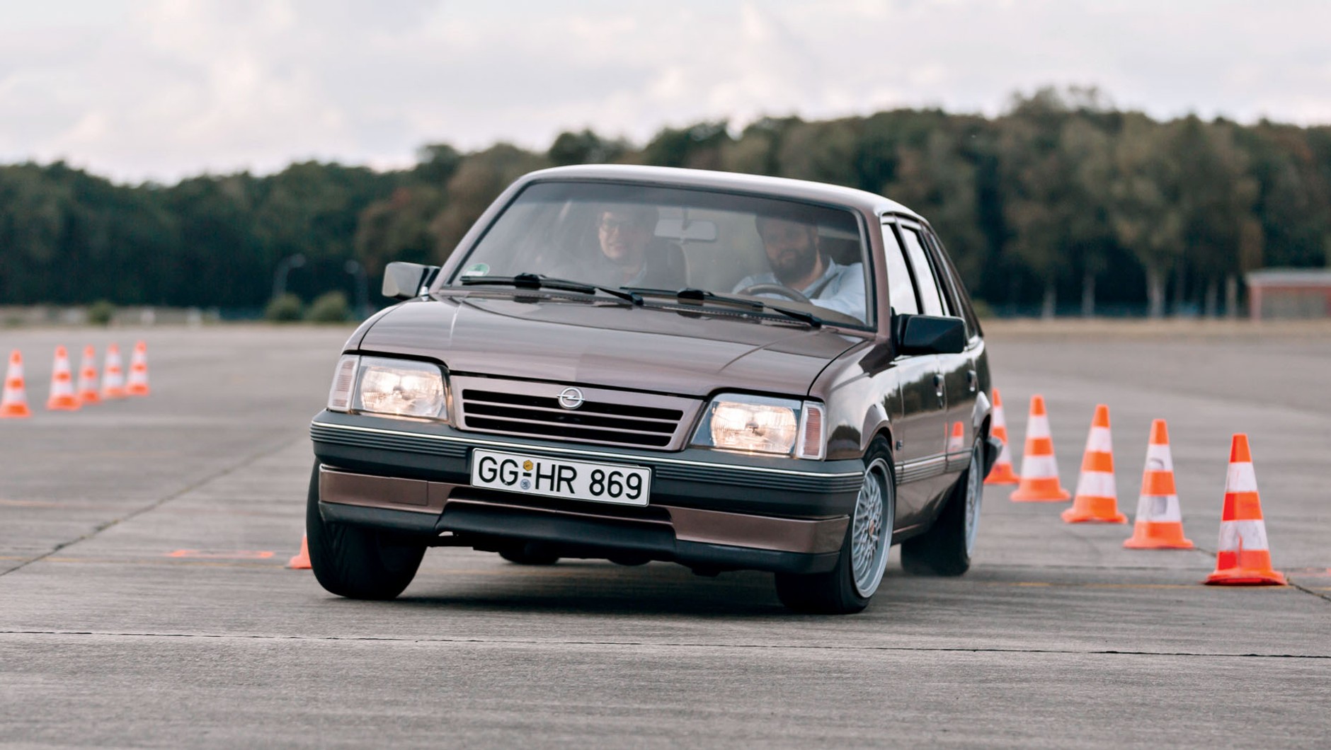 Opel Ascona wyzwał w latach 
80. konkurencję na pojedynek. 
Czy mógł wygrać?