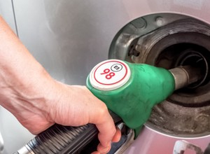 Zauważyłeś niewielki otwór przy wlewie paliwa? Nie jest tam przypadkowo