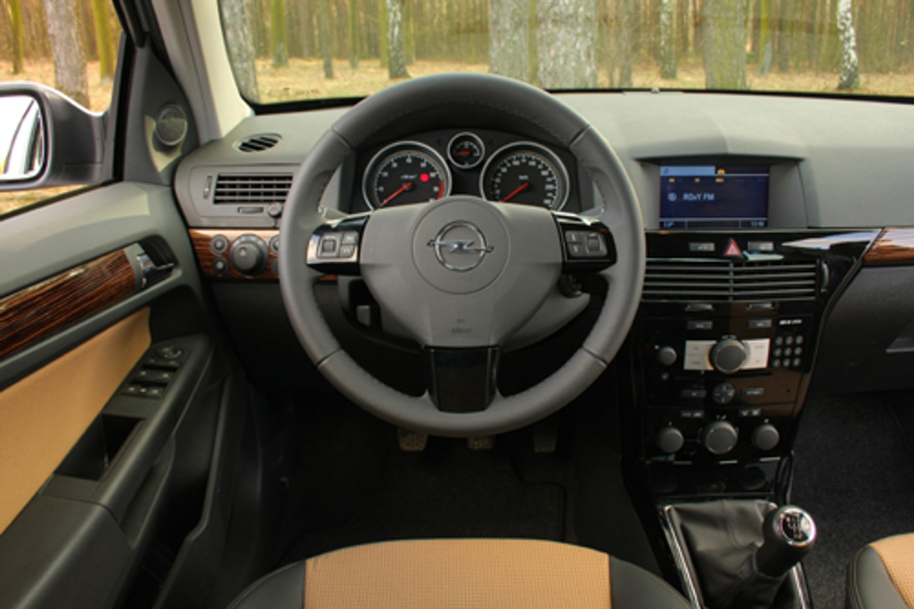 Suzuki SX4 kontra Opel Astra - Naciągani konkurenci?