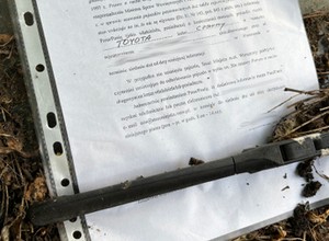 Kartka za wycieraczką pozostawionego samochodu. Po tygodniu zniknął z ulicy