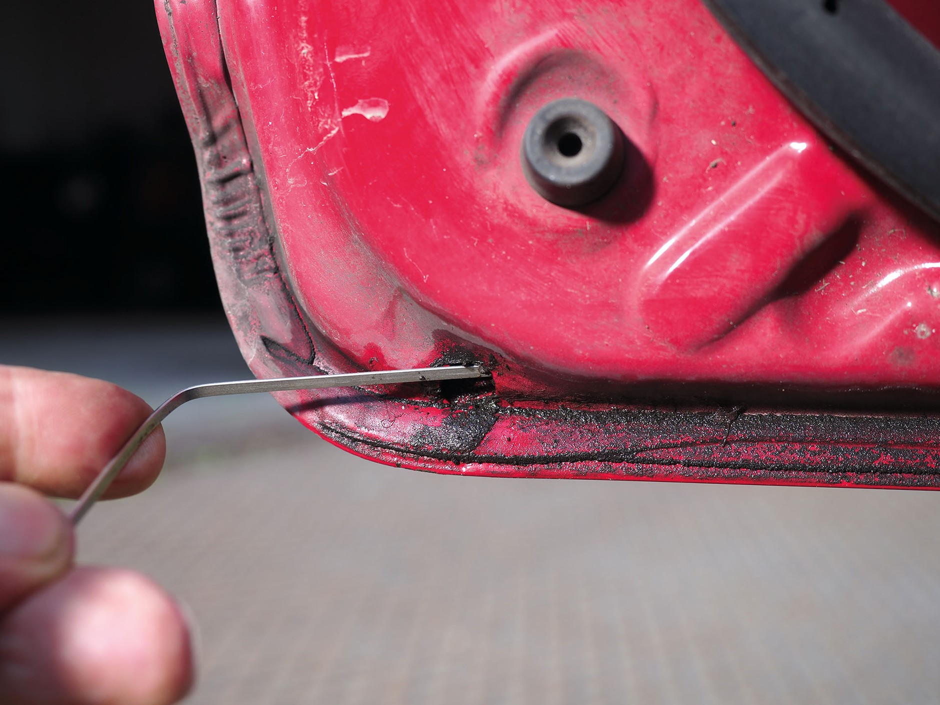 Jak i czym wyczyścić zakamarki auta?