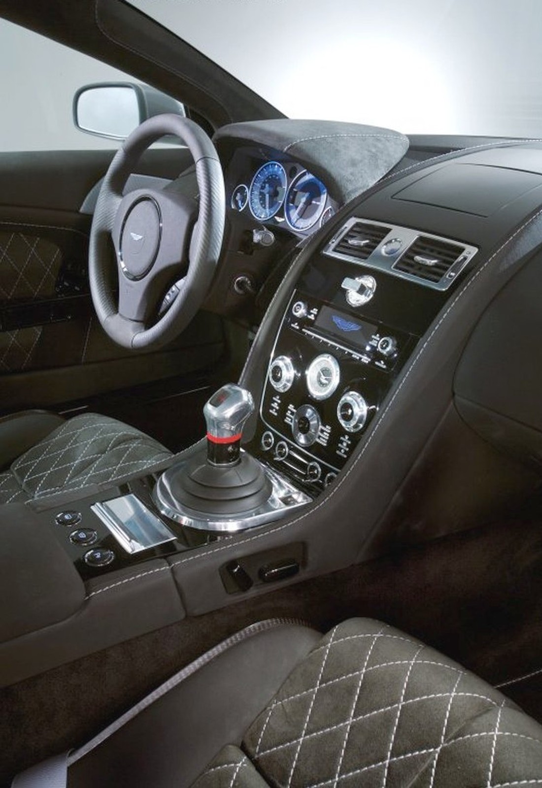 Aston Martin DBS – teoria spisku