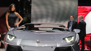 Genewa 2011: dziewczyny i samochody (galeria, wideo)
