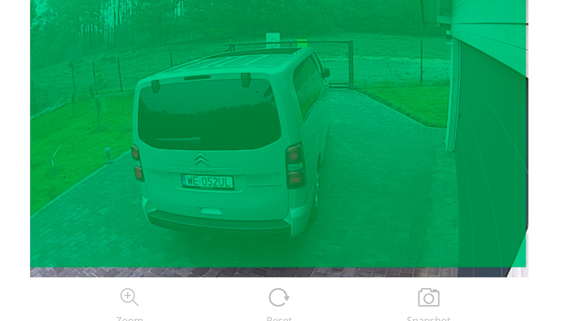 Odpowiednie ustawienie stref wykrywających ruch ułatwia monitorowanie otoczenia garażu.