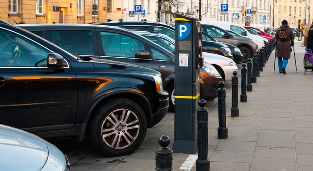 Zuchwała kradzież w centrum Warszawy. Zabrali z samochodu torbę z gotówką