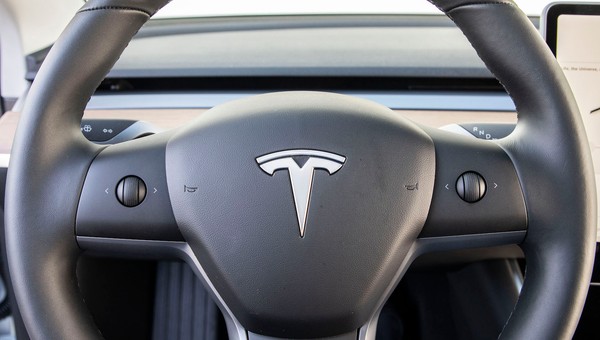 Tesla prowadzona przez Autopilota, a kierowca siedzi na fotelu pasażera! [nagranie]
