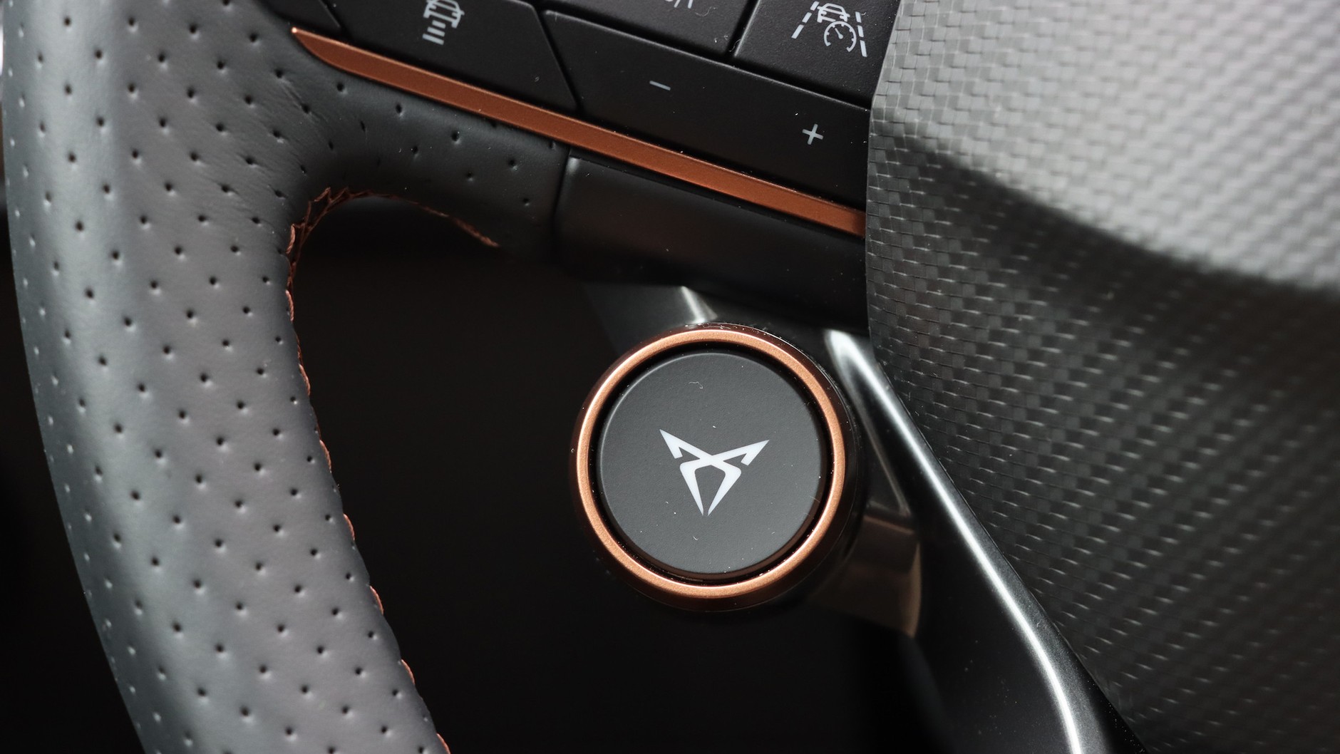 Przycisk mocy przy kierownicy pozwala na szybką zmianę trybów pracy układów jezdnego i napędowego