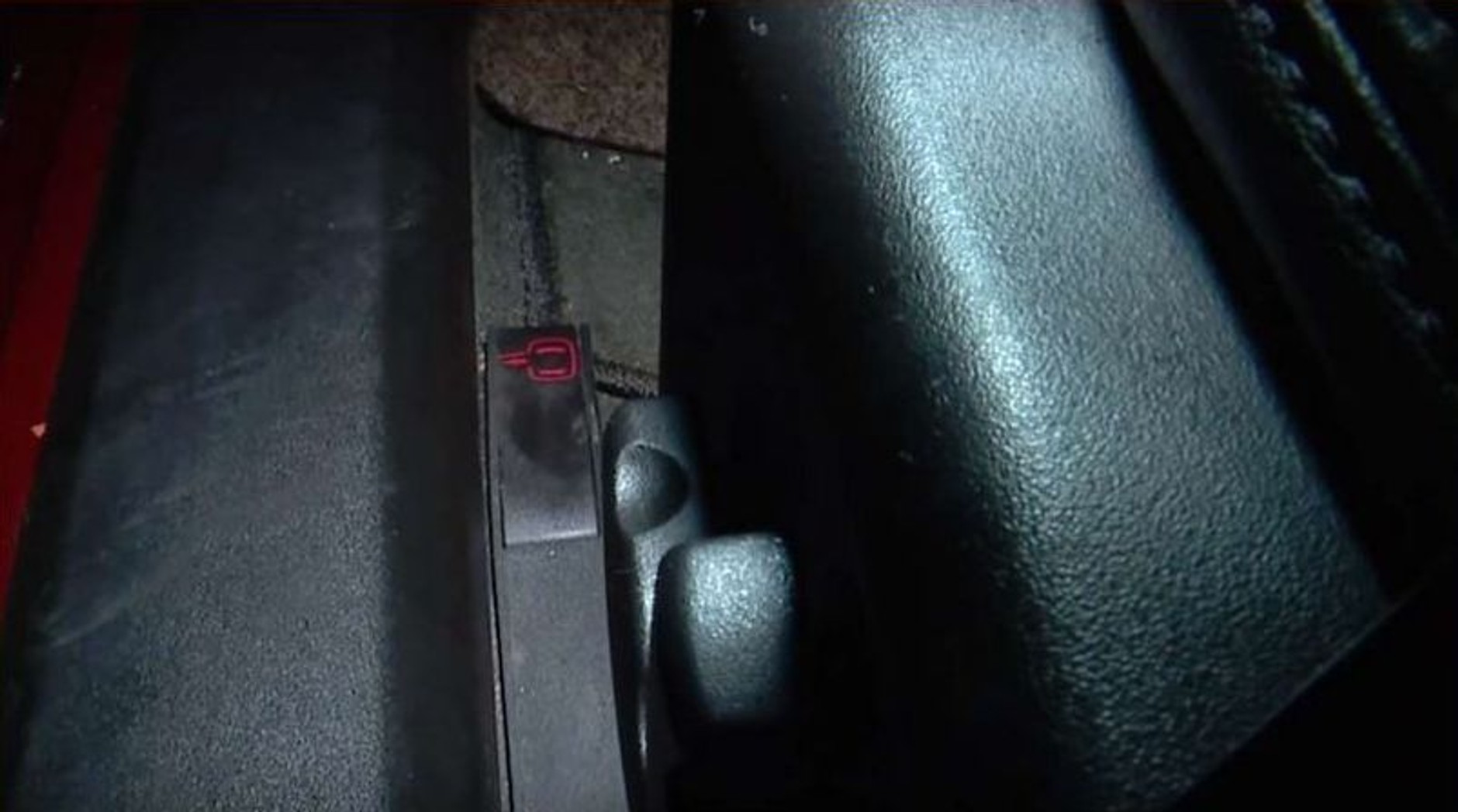 Cadillac XLR - dźwignia do awaryjnego otwierania drzwi