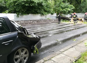 Nawałnica zniszczyła twoje auto? Zobacz jak zdobyć odszkodowanie