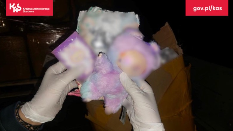 Funkcjonariusze w kartonach znaleźli 9360 szt. maskotek